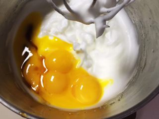海绵蛋糕+分蛋版,加入蛋黄和香草精。