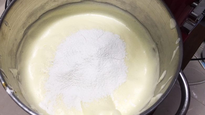 海绵蛋糕+分蛋版,分三次加入过筛后的低筋粉，每加一次翻拌均匀，没有面粉和疙瘩。