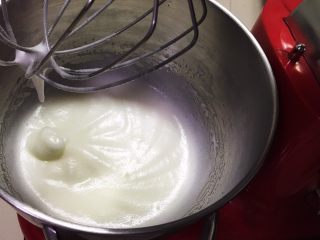 海绵蛋糕+分蛋版,高速搅拌3-4分钟。
