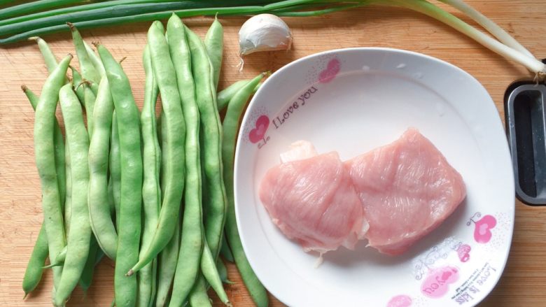 肉末炒豆角,准备好所需食材。