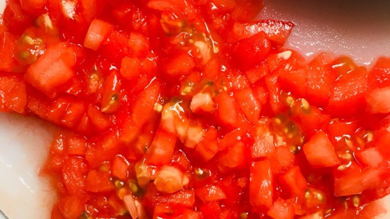 西红柿土豆炖牛腩,西红柿去皮后切丁。