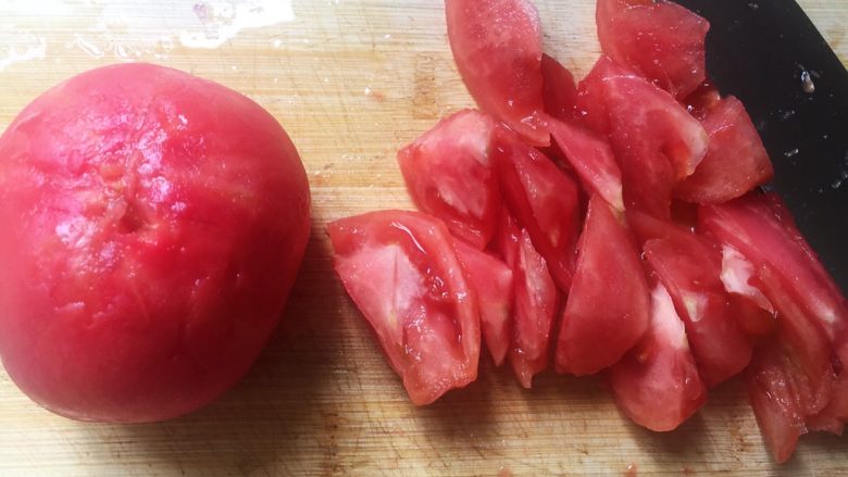番茄肉酱意面,切成小块