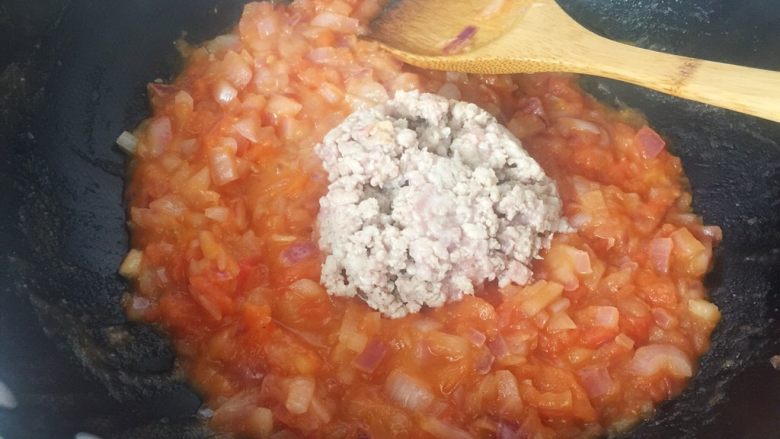 番茄肉酱意面,等番茄烧到变成浆时，加入肉糜