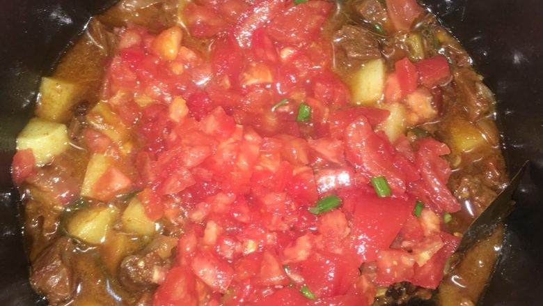 西红柿土豆炖牛腩,加入剩余的番茄🍅，以及盐和冰糖（要牛腩煮烂后加哦），以及柠檬汁！最后开盖煮一分钟。