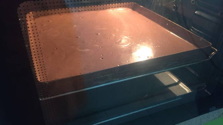 双色慕司,
烤箱提前170度预热，将拌好的蛋糕糊放到模具中，震出气泡后烘焙25分钟即可

 —蛋糕体制作End—