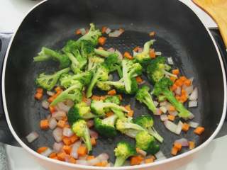 彩蔬意面,西蓝花提前用过开水焯一下，然后放入锅中翻炒，加一点点盐哦~