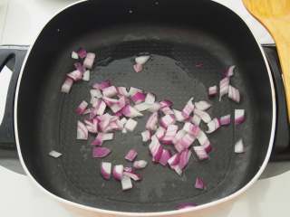 彩蔬意面,另起一锅，倒入油，热后放入适量洋葱丁和胡萝卜丁翻炒。