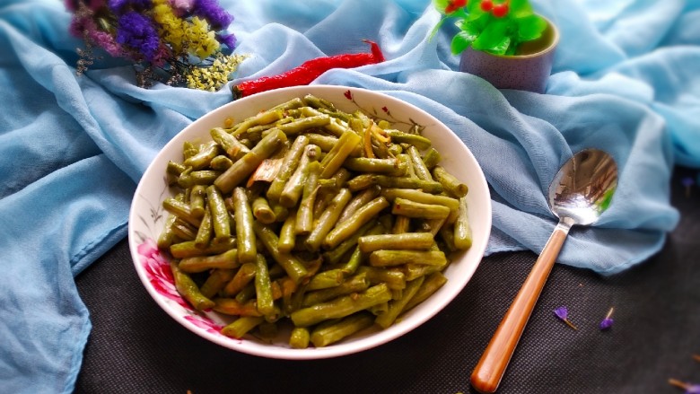 青椒煸豇豆,出锅装盘