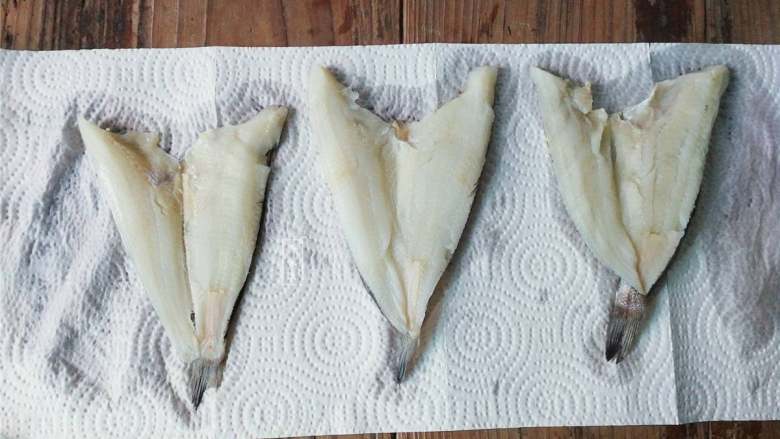 蜜汁烤冰鱼,首先把冰鱼洗净用厨房纸吸干，分割成两片备用