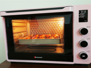 蜜汁烤冰鱼,

烤箱预热200度，把烤盘放入中下层，上下管烤制25分钟