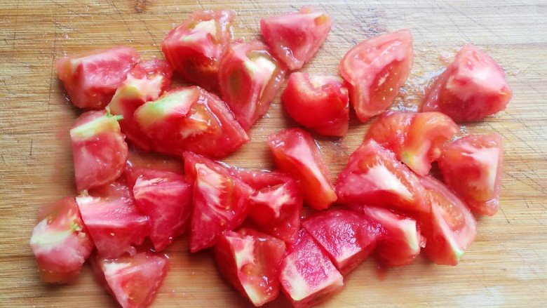 豆角番茄焖面,用刀切成小块。