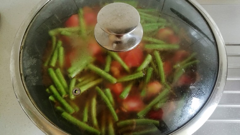 豆角番茄焖面,盖上锅盖略煮一会，豆角可不能煮不熟，不然会食物中毒的。