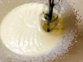 戚风蛋糕底渐变色抹茶慕斯,将淡奶油（我用的是安佳）加20克糖，打发至表面有花纹但还有一定流动性的程度，再加入奶酪糊翻拌均匀。