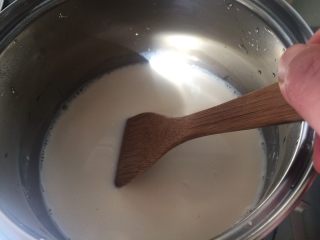 脆皮炸鲜奶,全程小火，用勺不停搅拌，以防粘锅