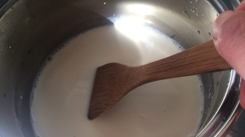 脆皮炸鲜奶,全程小火，用勺不停搅拌，以防粘锅