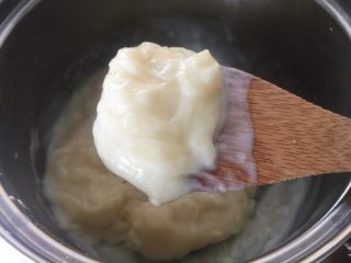 脆皮炸鲜奶,一直搅拌到奶液呈浓稠的奶糕状态，关火