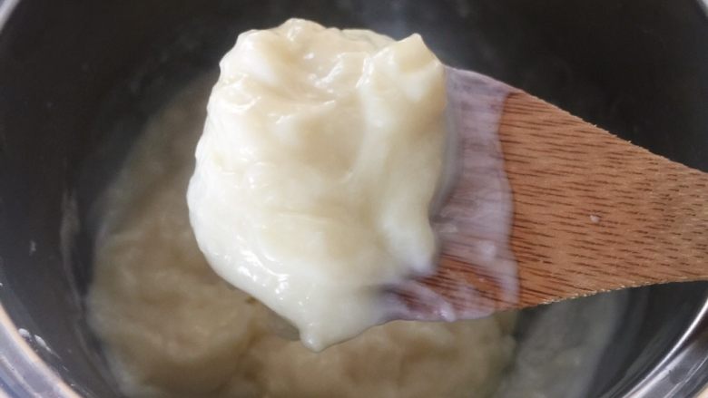 脆皮炸鲜奶,一直搅拌到奶液呈浓稠的奶糕状态，关火