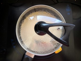 【焦糖海盐奶茶】,将牛奶煮至锅边稍微起泡泡，放入红茶包继续煮。