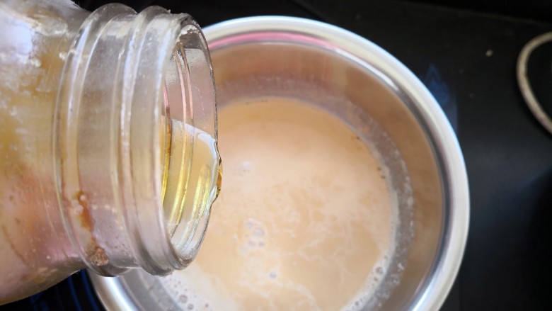 【焦糖海盐奶茶】,待稍微温热时，加入蜂蜜调味。