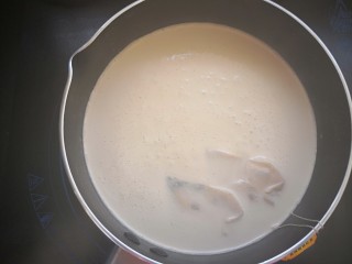 【焦糖海盐奶茶】,煮开后，放入焦糖海盐酱调匀，再盖上盖子焖一会，让茶香牛奶融合。