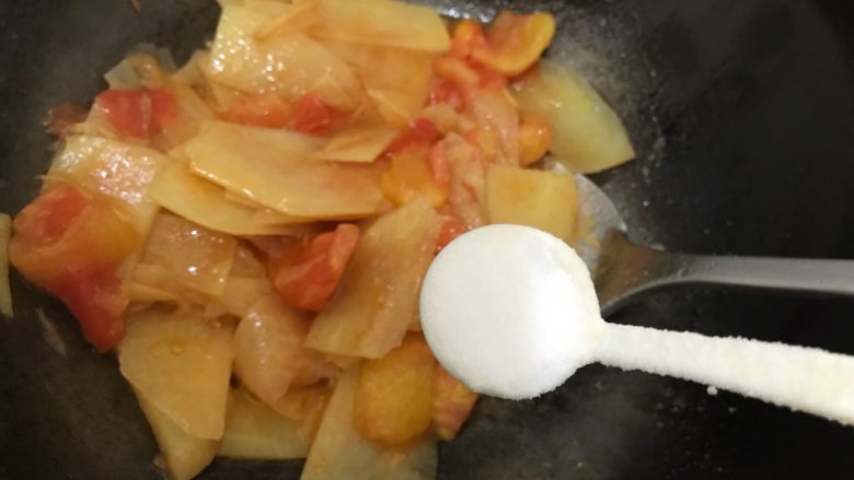 最佳拍档-番茄土豆片,翻炒至汤汁收紧，加一小勺细盐