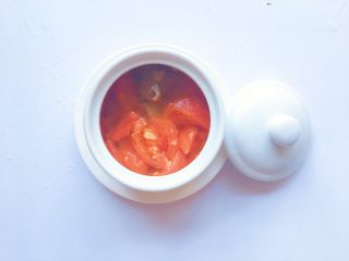 番茄牛肉汤,加入适量盐调味