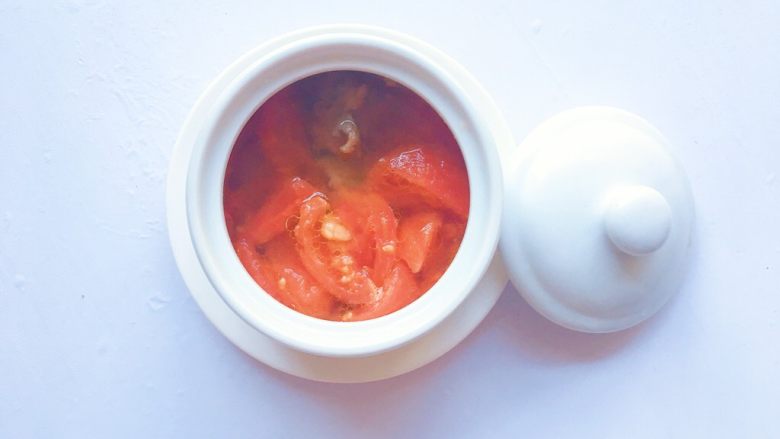 番茄牛肉汤,加入适量盐调味