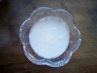 芒果西米露,碗里加入放凉的椰浆。