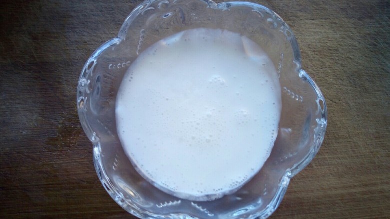 芒果西米露,碗里加入放凉的椰浆。