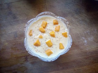 芒果西米露,搅拌后放入芒果块。