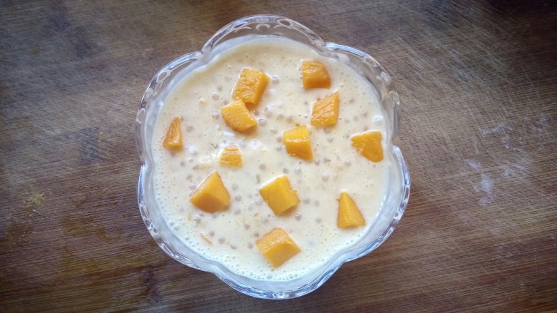 芒果西米露,搅拌后放入芒果块。
