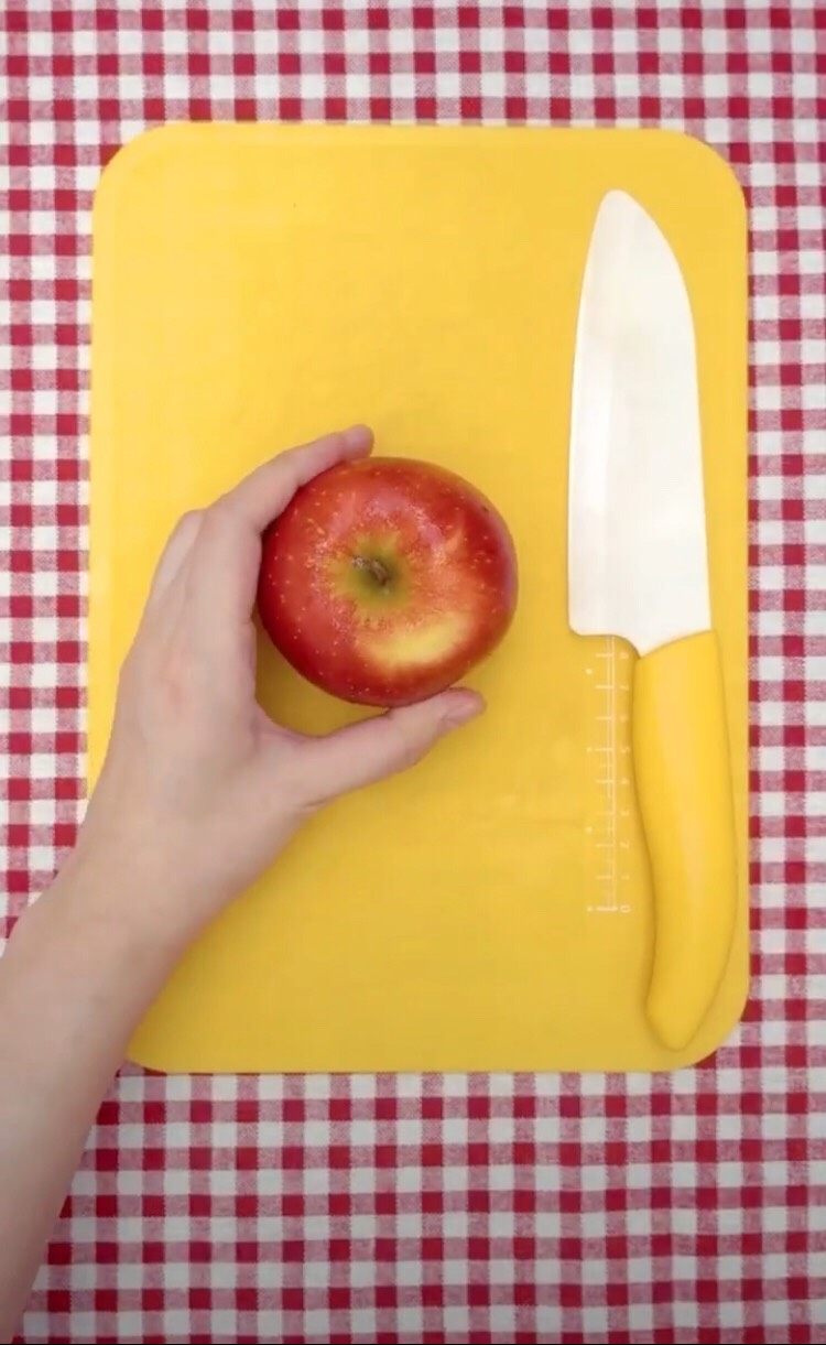 高逼格的烤苹果片（烤箱版）,将新鲜苹果洗净对半切开。
