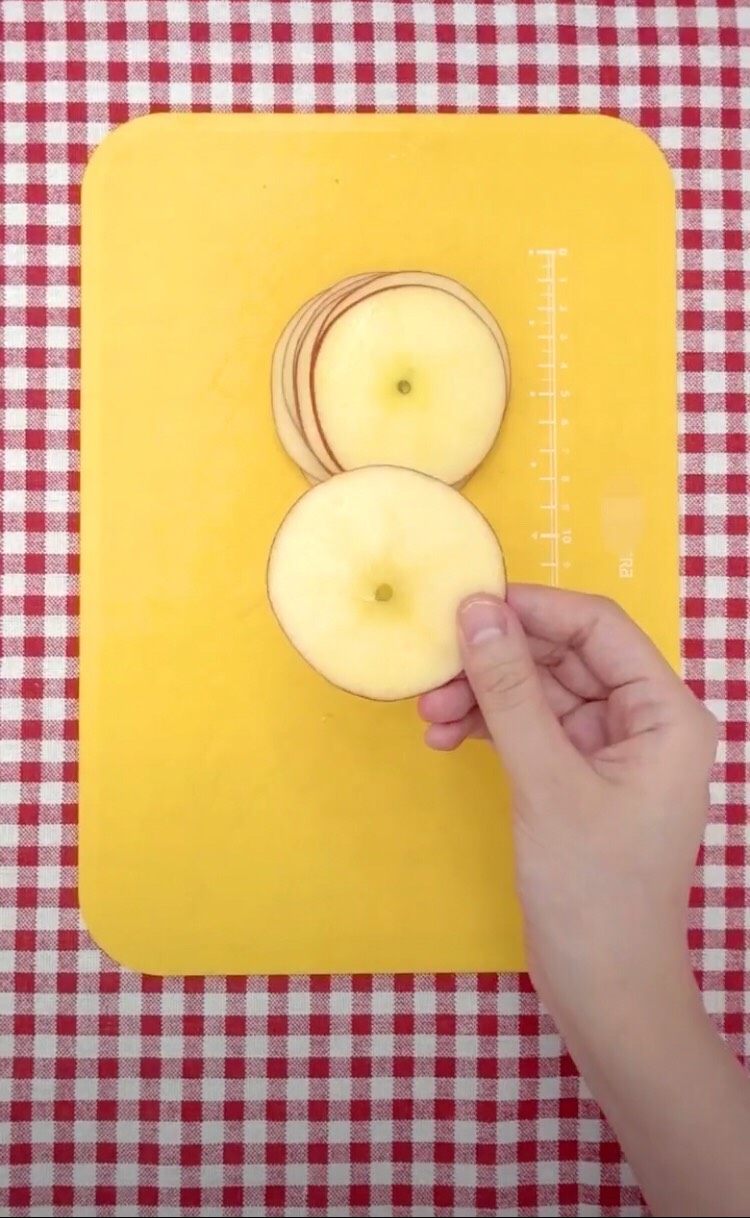 高逼格的烤苹果片（烤箱版）,用切菜器将苹果擦切成薄片。