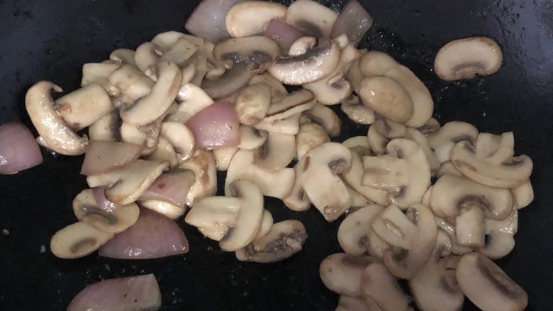 爆炒腰花,放入蘑菇片翻炒，放适量盐使蘑菇出水，炒软
