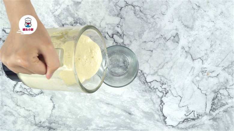 自制椰汁菠萝冰沙,将冰沙倒入杯中，放上菠萝块、薄荷叶装饰，即可享用