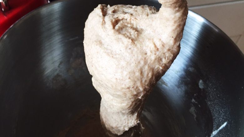 黑麦培根奶酪面包,搅拌20分钟，检查面团硬湿度。
