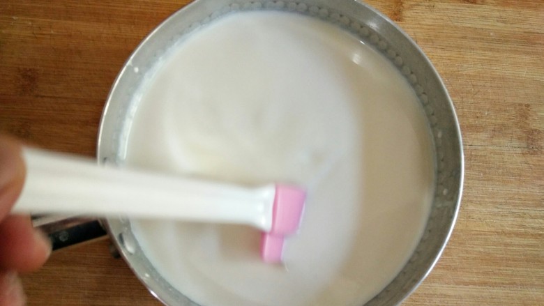 论牛奶的各种吃法之――脆皮炸鲜奶,用硅胶刀充分搅拌均匀。