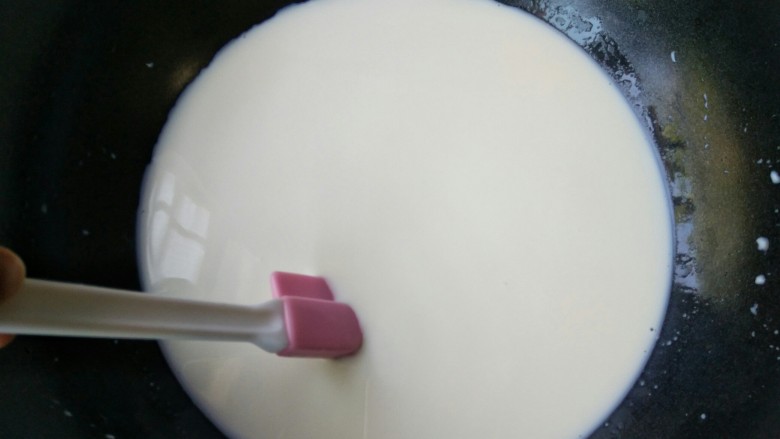 论牛奶的各种吃法之――脆皮炸鲜奶,取一口无水无油的不沾锅，将搅拌均匀的牛奶倒进锅中。