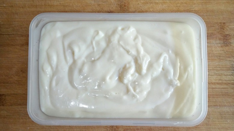 论牛奶的各种吃法之――脆皮炸鲜奶,在密封盒内壁均匀涂一层薄薄的食用油，将搅拌好的牛奶糊倒入盒中。