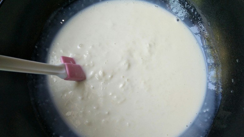 论牛奶的各种吃法之――脆皮炸鲜奶,小火加热，并用硅胶刀顺一个方向不停的搅拌。
