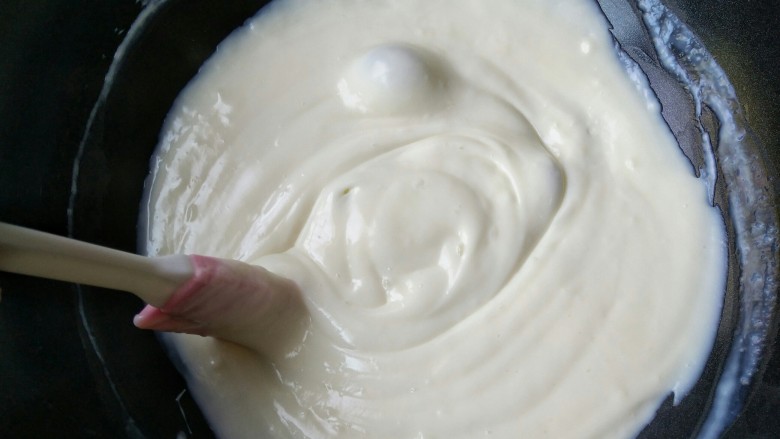论牛奶的各种吃法之――脆皮炸鲜奶,直至锅中的牛奶搅拌变得无颗粒顺滑粘稠状态，划出的纹路不会立刻消失，提拉成缎带状落下即可。