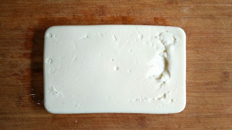 论牛奶的各种吃法之――脆皮炸鲜奶,将冷藏好的奶冻从盒子中倒扣出来。