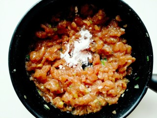 冬瓜丸子汤,加适量淀粉，继续搅拌均匀，肉泥不能太干，一定要看上去黏糊糊的才成。调好的肉泥备用。
