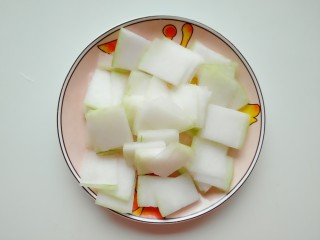 冬瓜丸子汤,烧热水的同时把冬瓜去皮去瓤，洗净切成5毫米左右的薄片备用。