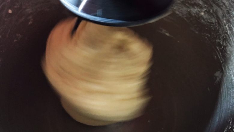 奶香酸奶吐司面包,厨师机用二档速度搅拌35分钟。