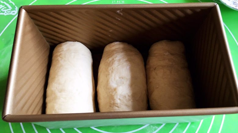 奶香酸奶吐司面包,分别放入吐司盒中。