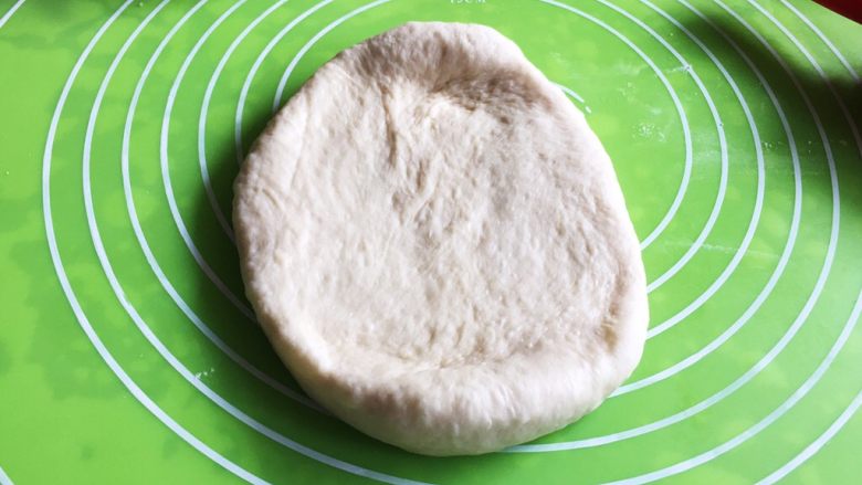 奶香酸奶吐司面包,将剂子擀成椭圆形。
