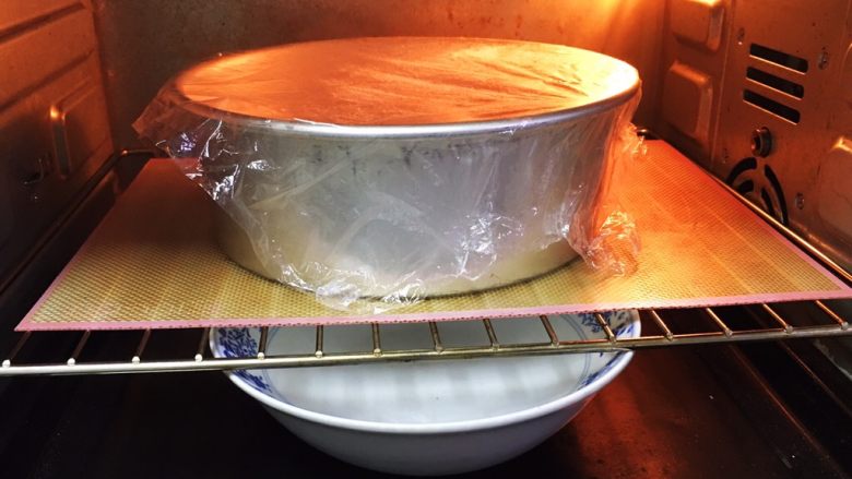 奶香酸奶吐司面包,烤箱发酵档，模具送入烤箱发酵60分钟，底部放热水，30分钟更换热水。
