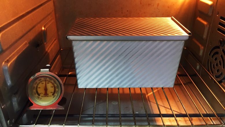 奶香酸奶吐司面包,烤箱预热至200度，吐司盒盖上盖子。烤制时间40分钟。