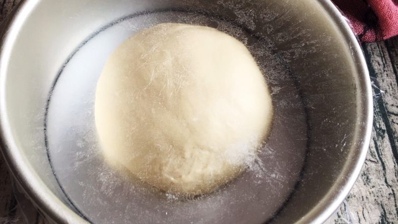 奶香酸奶吐司面包,整理滚圆放入模具，盖上保鲜膜。